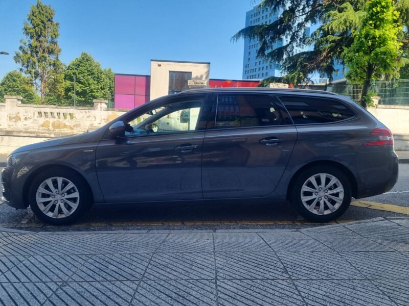 PEUGEOT 308 FaMILIAR 15 Hdi STYLE